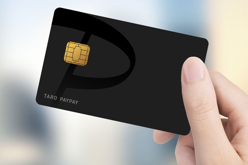 paypayカードブラックを手に持っている写真